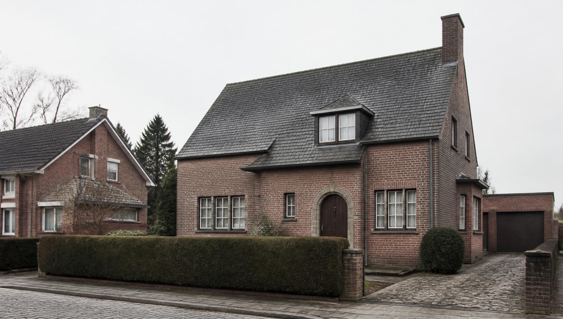 Vlaamse woning met bijgebouw waar mogelijk asbesthoudende materialen aanwezig zijn