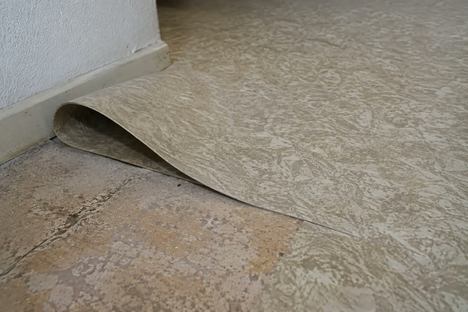 Oude vinylvloer in een woning